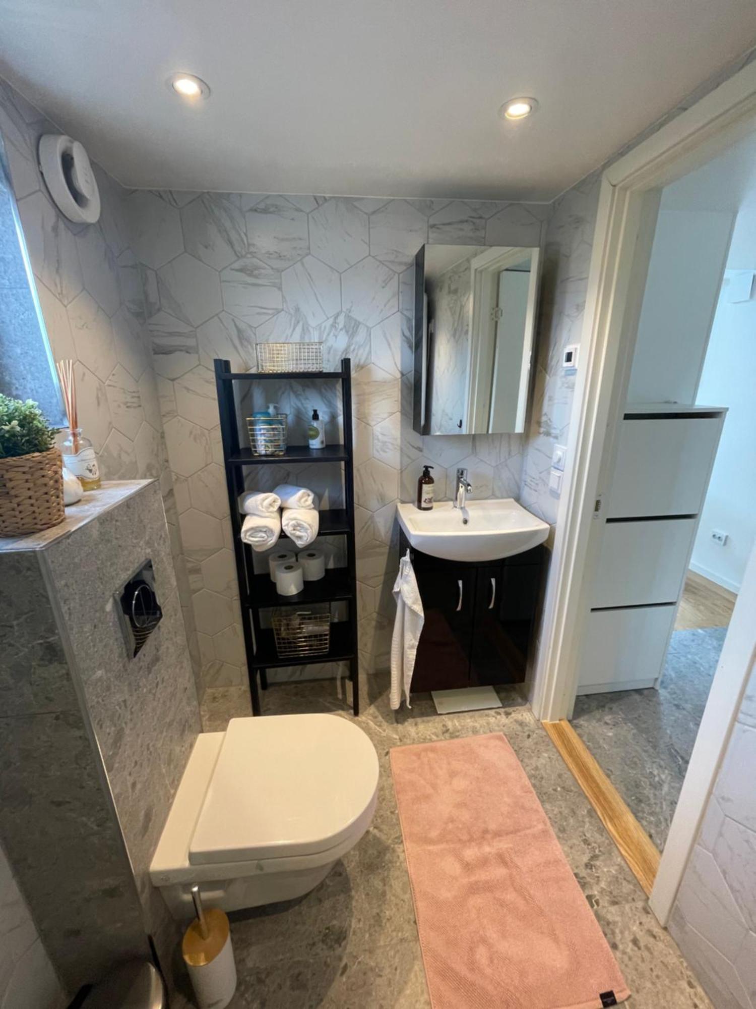 Villa Ett Nytt Fraesch Hus Utanfoer Stockholm Naera Arlanda à Rosersberg Extérieur photo